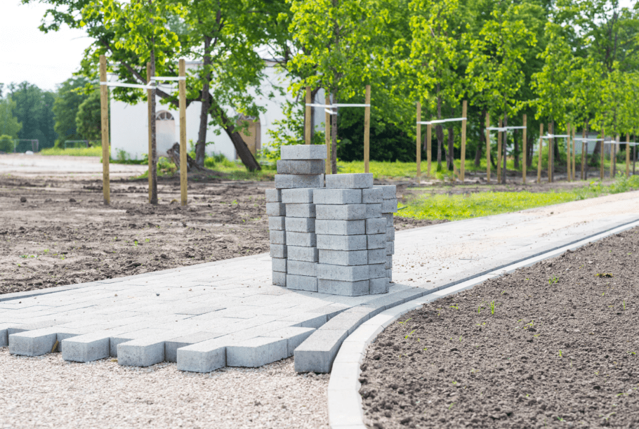 Errichtung von Zäunen, Treppen, Wegen und Terrassen für eine harmonische Gartengestaltung